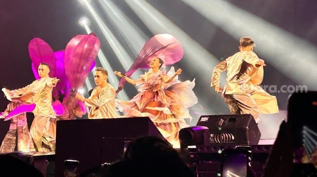 Keseruan konser Rossa bertajuk Here I Am yang digelar di Indonesia Arena, Komplek Gelora Bung Karno (GBK), Jakarta, Jumat (24/5/2025). [Suara.com/Dini Afrianti Efendi] 