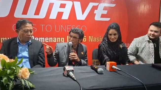 Rhoma Irama, Cici Paramida dan Ridho Rhoma dalam sesi jumpa pers Dangdut Wave Goes To UNESCO di Auditorium TVRI, Senayan, Jakarta, Jumat, 23 Mei 2025.  [Suara.com/Adiyoga Priyambodo]