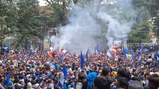Bandung Lautan Bobotoh: Pawai Persib Juara, Dedi Mulyadi Kutangan [Suara.com/Rahman]