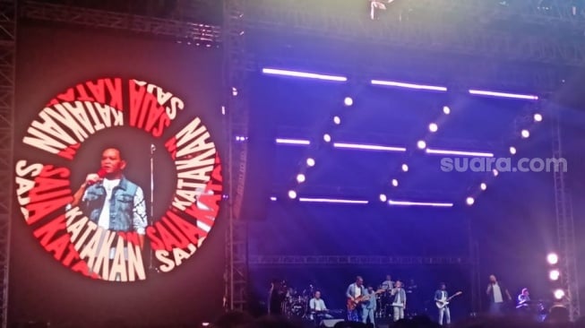 Aksi panggung Kahitna dalam gelaran Soundfest 2025 di Jiexpo Kemayoran, Jakarta Pusat pada Sabtu, 24 Mei 2025. [Suara.com/Rena Pangesti]