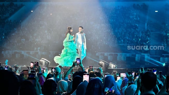 Keseruan konser Rossa bertajuk Here I Am yang digelar di Indonesia Arena, Komplek Gelora Bung Karno (GBK), Jakarta, Jumat (24/5/2025). [Suara.com/Dini Afrianti Efendi] 