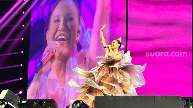 Keseruan konser Rossa bertajuk Here I Am yang digelar di Indonesia Arena, Komplek Gelora Bung Karno (GBK), Jakarta, Jumat (24/5/2025). [Suara.com/Dini Afrianti Efendi] 