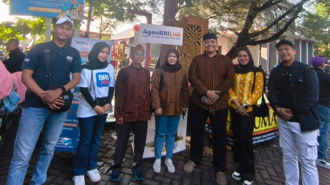 Petugas BRI Unit Tanjung Mas, bersama Ketua Nelayan dan Dinas Perikanan dan Lurah Tanjung Mas pada acara sedekah laut di Tambak Lorok, Minggu 25 Mei 2025. [Dok BRI]