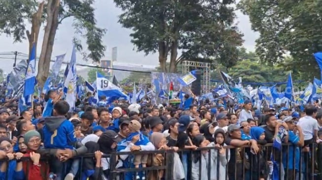 Insiden Berdarah di Pesta Persib Juara: Bobotoh Jadi Korban [Suara.com/Rahman]