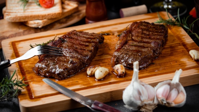 Ilustrasi steak - makanan berlemak dapat merusak kualitas tidur (Freepik)