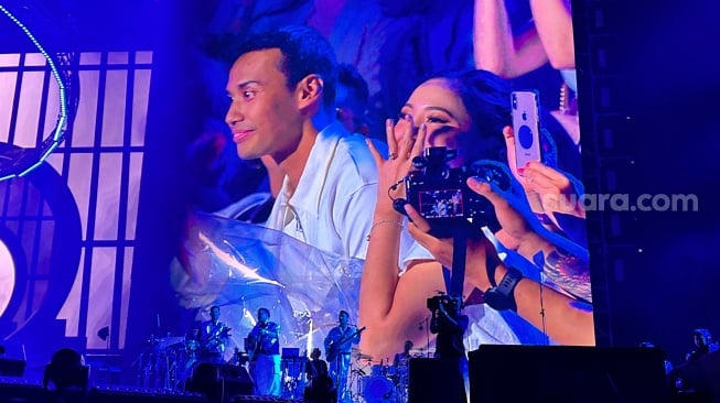 Keseruan konser Rossa bertajuk Here I Am yang digelar di Indonesia Arena, Komplek Gelora Bung Karno (GBK), Jakarta, Jumat (24/5/2025). [Suara.com/Dini Afrianti Efendi] 