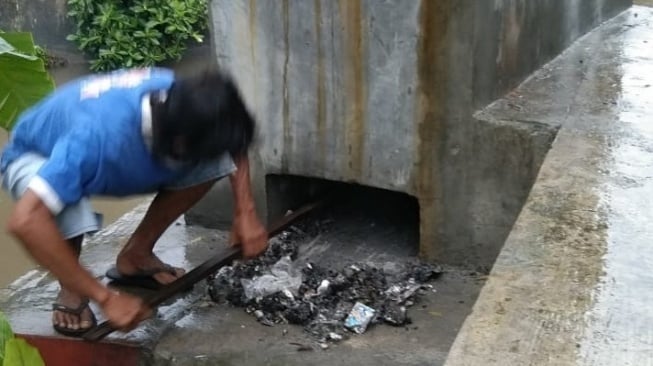 Seorang warga membakar sampah di Inserator swadaya. (dok.Istimewa)
