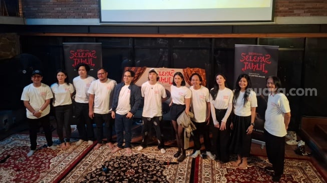 Epy Kusnandar, Bastian Steel dan beberapa pemain Selepas Tahlil saat konferensi pers di Cilandak, Jakarta Selatan pada Jumat, 21 Mei 2025 [Suara.com/Rena Pangesti]