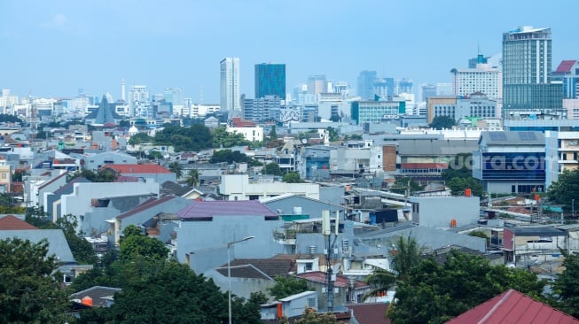 Suasana pemandangan kepadatan Kota Jakarta, pada Senin (26/5/2025). [Suara.com/Alfian Winanto] 