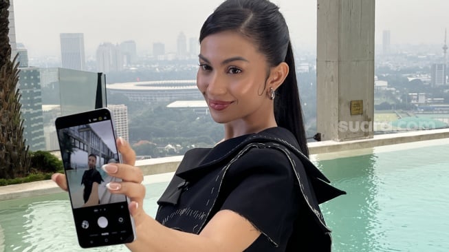 Artis Ariel Tatum mencoba Samsung Galaxy S25 Edge dalam acara peluncuran yang digelar di Jakarta, Senin (26/5/2025). [Suara.com/Dicky Prastya]