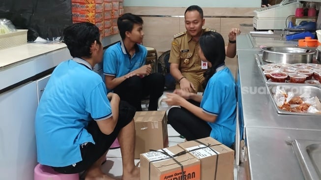 Geger Masakan Non Halal, Wali Kota Solo Tutup Sementara Rumah Makan Ayam Goreng Widuran