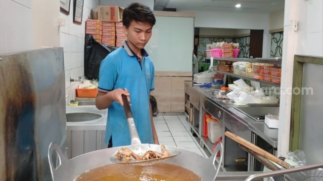 Karyawan Ayam Goreng Widuran Blak-blakan Soal Non Halal, Kremesnya Digoreng Pakai...