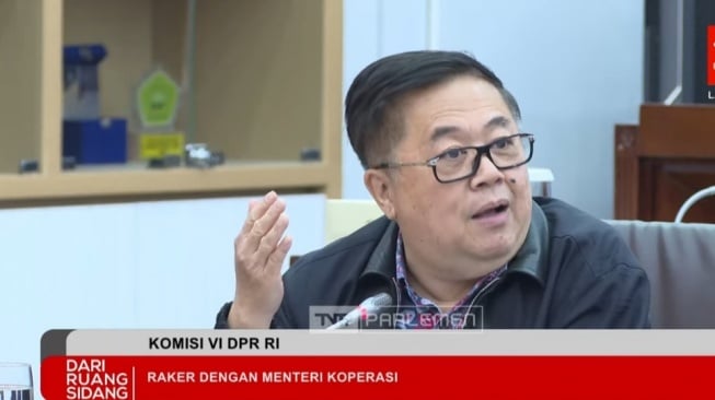 Anggota Komisi VI DPR RI Fraksi PDIP, Darmadi Durianto, mencecar Menteri Koperasi Budi Arie dalam Rapat Kerja (Raker) bersama di Komplek Parlemen, Senayan, Jakarta, Senin (26/5/2025). (tangkapan layar/Bagaskara)