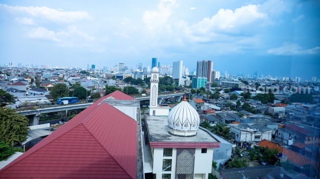 Suasana pemandangan kepadatan Kota Jakarta, pada Senin (26/5/2025). [Suara.com/Alfian Winanto] 