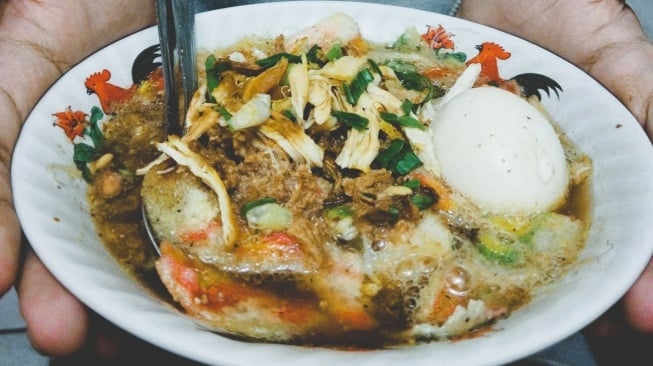Sebagai kuliner khas, Soto Sokaraja diincar banyak wisatawan saat berlibur ke Purwokerto. Khas kuahnya yang gurih menjadi daya tarik lidah para pegawai luar kota. (Twitter)