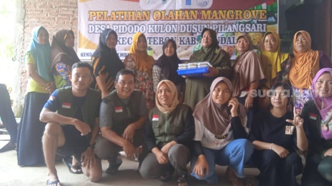 Komunitas perempuan di Desa Pidodo Kulon, Kecamatan Patebon, Kabupaten Kendal, Jawa Tengah, setelah melaksanakan kegiatan pelatihan pembuatan produk olahan mangrove.(Dokumentasi warga) 
