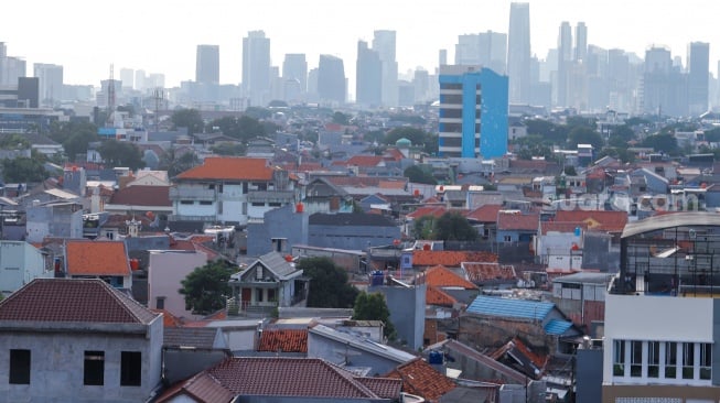 Suasana pemandangan kepadatan Kota Jakarta, pada Senin (26/5/2025). [Suara.com/Alfian Winanto] 