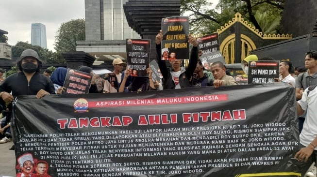 Puluhan pendemo AMMI saat menggelar unjuk rasa mendesak Polda Metro Jaya menangkap Roy Suryo dkk lantaran diduga telah menyebarkan fitnah soal ijazah palsu Jokowi. (ist)
