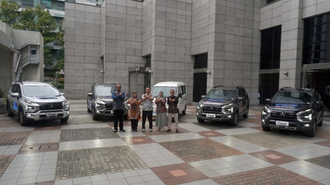 PT Mitsubishi Motors Krama Yudha Sales Indonesia (MMKSI) menyerahkan 10 unit mobil praktikum untuk 10 SMK yang tersebar di Sumatra dan Jawa pada 26 Mei 2025. Ini merupakan bagian dari Mitsubishi Motors Education Program (MEP). [Dok PT MMKSI]
