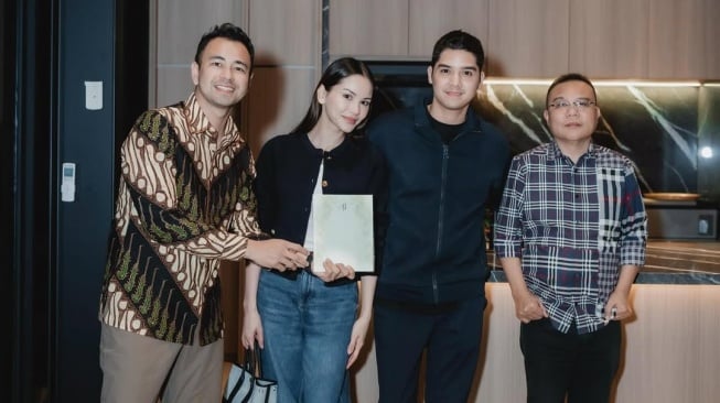 Al Ghazali mengantarkan langsung surat undangannya ke Raffi Ahmad (Instagram)