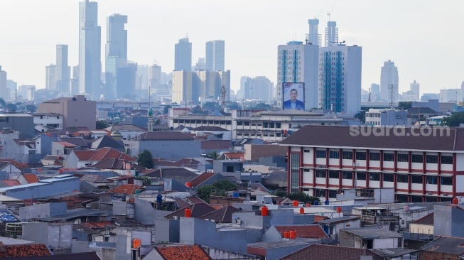 Suasana pemandangan kepadatan Kota Jakarta, pada Senin (26/5/2025). [Suara.com/Alfian Winanto] 
