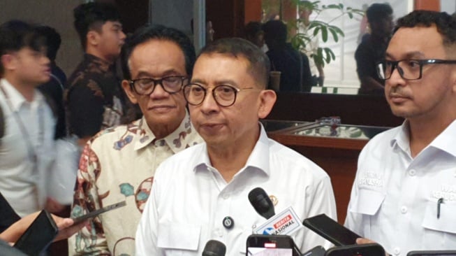 Menteri Kebudayaan (Menbud) RI Fadli Zon memberikan jawaban usai tak dituliskannya istilah Orde Lama dalam judul jilid proyek penulisan ulang sejarah Indonesia yang dirancang pemerintah. (Suara.com/Bagaskara)