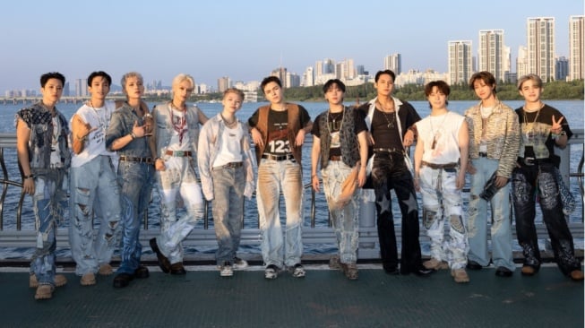 SEVENTEEN Tampil Spektakuler di Jamsu Bridge Rayakan 10 Tahun Debut