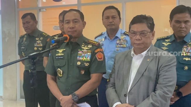 Panglima TNI Jenderal Agus Subiyanto usai rapat tertutup bersama Komisi I DPR RI di komplek Senayan, Senin (26/5/2025). (Suara.com/Bagaskara)