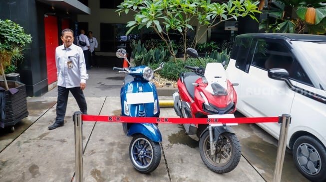 Petugas memeriksa kendaraan yang menjadi barang sitaan di Gedung Merah Putih Komisi Pemberantasan Korupsi (KPK), Jakarta, Senin (26/5/2025). [Suara.com/Alfian Winanto] 