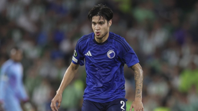 Pemain Timnas Indonesia, Kevin Diks saat memperkuat FC Copenhagen. Kehadiran Kevin Diks diyakini akan memberikan dimensi baru bagi pertahanan skuad Garuda, sekaligus menambah kedalaman skuad dengan pengalamannya berkompetisi di liga-liga top. (dok. tmssl.akamaized.net)