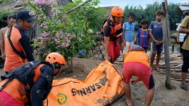 Tim SAR Gabungan mengevakuasi jasad remaja yang hanyut terseret arus Sungai Deli. [dok Basarnas Medan]