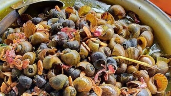 Kraca atau keong menjadi makanan khas yang ditawarkan di Purwekorto, Jawa Tengah. (Twitter)