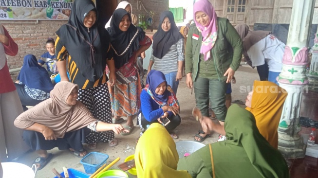 Aktivitas Komunitas perempuan di Desa Pidodo Kulon, Kecamatan Patebon, Kabupaten Kendal, Jawa Tengah, saat melaksanakan kegiatan pelatihan pembuatan produk olahan mangrove.(Dokumentasi warga) 