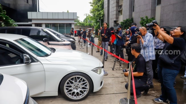 Petugas memeriksa kendaraan yang menjadi barang sitaan di Gedung Merah Putih Komisi Pemberantasan Korupsi (KPK), Jakarta, Senin (26/5/2025). [Suara.com/Alfian Winanto] 