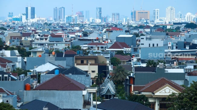 Suasana pemandangan kepadatan Kota Jakarta, pada Senin (26/5/2025). [Suara.com/Alfian Winanto] 