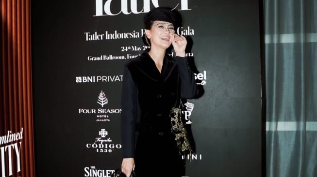 Outfit Luna Maya di Relaunch Majalah Mode Memukau, Harganya Nggak Kaleng-Kaleng