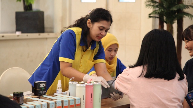 Dalam rangka memperingati Hari Ulang Tahun Kota Surabaya yang dikenal sebagai Kota Pahlawan, Senat Mahasiswa Institut Informatika Indonesia (IKADO) Surabaya menggelar Quantum Health Check gratis. [Dok Pribadi]