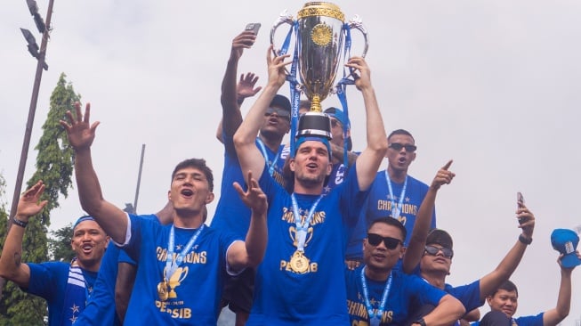 Tim Persib Bandung membawa trofi BRI Liga 1 2024/2025 saat pawai di Jalan Wastukencana, Bandung, Jawa Barat, Minggu (25/5/2025).[ANTARA FOTO/Novrian Arbi/tom]