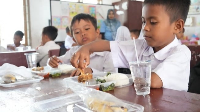 Wemendagri Bima Arya: Makan Bergizi Gratis Tidak Perlu Dana APBD