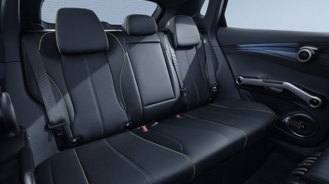 Bagian interior BYD Atto 3 Advanced STD tampil elegan dengan balutan warna serba hitam. Namun tak lagi memiliki panoramic sunroof, roof rail, wireless charger, dan sejumlah fitur keselamatan aktif seperti Adaptive Cruise Control dan Automatic Emergency Braking System. (Foto: BYD Indonesia)