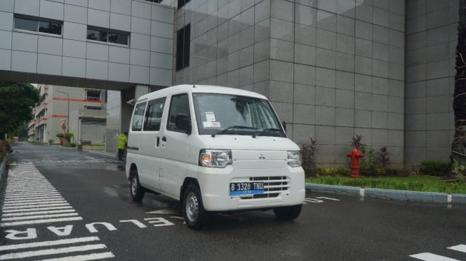 PT Mitsubishi Motors Krama Yudha Sales Indonesia (MMKSI) menyerahkan 10 unit mobil praktikum untuk 10 SMK yang tersebar di Sumatra dan Jawa pada 26 Mei 2025. Ini merupakan bagian dari Mitsubishi Motors Education Program (MEP). [Dok PT MMKSI]
