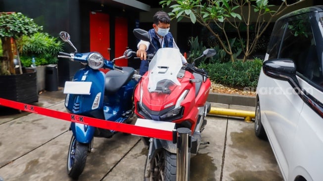 Petugas memeriksa kendaraan yang menjadi barang sitaan di Gedung Merah Putih Komisi Pemberantasan Korupsi (KPK), Jakarta, Senin (26/5/2025). [Suara.com/Alfian Winanto] 