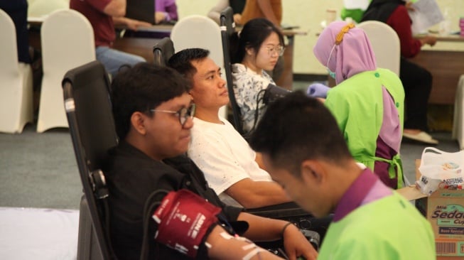Hari Jadi Surabaya, Mahasiswa IKADO Berbakti: Donor Darah dan Quantum Health Check Gratis