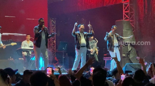 Penampilan grup musik senior Trio Ambisi di panggung Soundsfest 2025, Minggu, 25 Mei 2025. [Suara.com/Adiyoga Priyambodo[