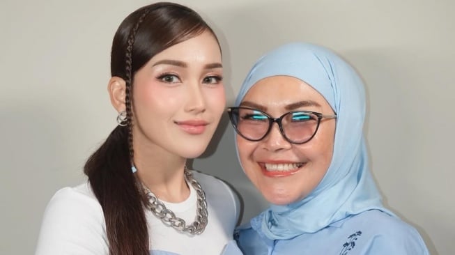 Ayu Ting Ting bersama sang ibu, Umi Kalsum yang belakangan dihujat dan disebut toko emas berjalan. [Instagram]