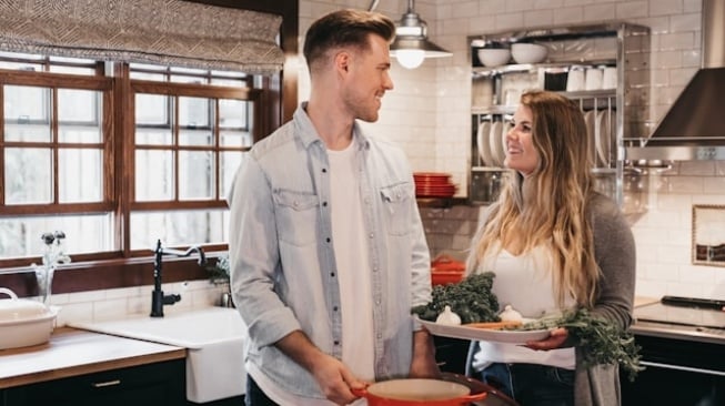 Ilustrasi pasangan suami istri memasak (Unsplash/Becca Tapert)