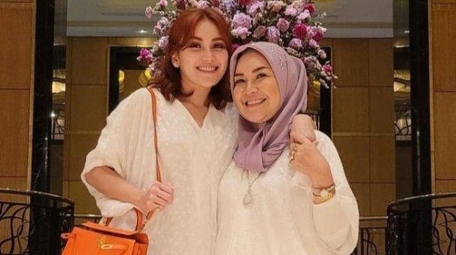 Dihujat Toko Emas Berjalan, Ibunda Ayu Ting Ting: Punya Emas Ya Dipake Dong