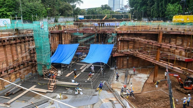 Pekerja menyelesaikan pembangunan terowongan MRT Fase 2A Stasiun MRT Thamrin dan Monas di Jakarta, Senin (26/5/2025). [ANTARA FOTO/Muhammad Adimaja/Spt]