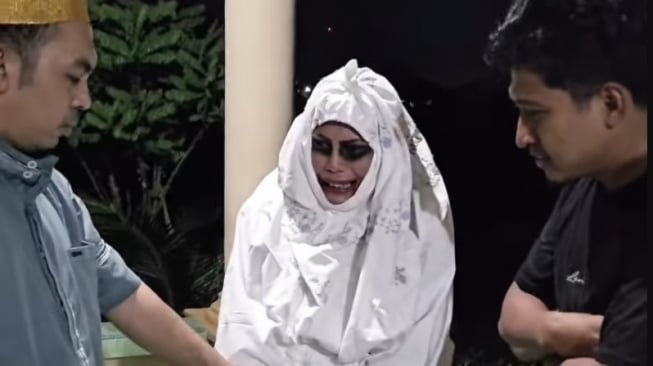 Viral 'Pocong' Kerasukan Setan Kuntilanak di Kota Makassar