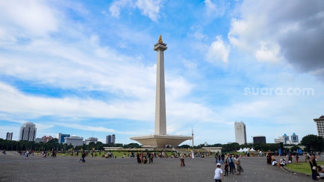 Pemandangan langit biru menghiasi Kota Jakarta pada Selasa (27/5/2025). [Suara.com/Alfian Winanto]